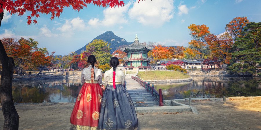 Giovani coreane in abito tradizionale