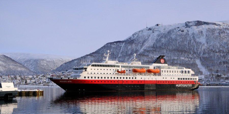 La nave postale Hurtigruten all’arrivo a Tromso